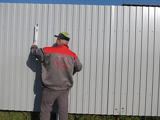 Забор из профнастила с забивными столбами 176 метров